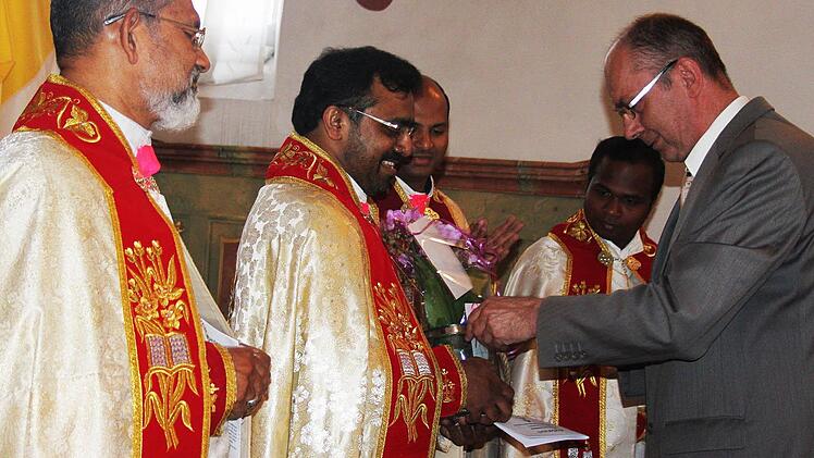 Der stellvertretende Pfarrgemeinderatsvorsitzende Manfred Fehn (rechts) gratulierte Pfarrer Cyriac Chittukalam zu seiner Ernennung zum Administrator. Mit im Bild: Erzbischof Josef Perumthottom (links). Foto: Veronika Schadeck