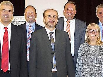 Die Kronacher Kreis-SPD wählte ihren Vorstand: (von links) die stellvertretenden Kreisvorsitzenden Timo Ehrhardt und Ralf Völkl, Kreisvorsitzender Ralf Pohl, Bürgermeister-Kandidat Peter Grüdl, stellvertretende Kreisvorsitzende Gaby Schülein und Bezirksrat Oswald Marr.  Foto: Heike Schülein