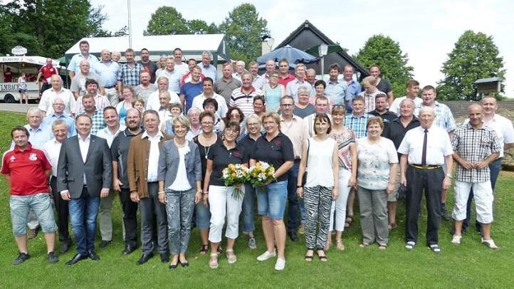 Die Geehrten des FC Kirchleus mit den Ehrengästen