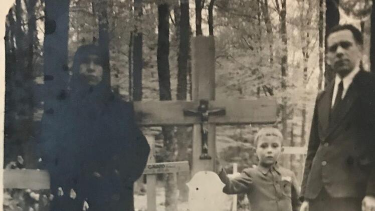 At Gravesite in Wildflecken: Der fünfjährige Chester am Grab seiner Mutter. Links steht die Großmutter, rechts Chesters Vater.   Renee Triemstra