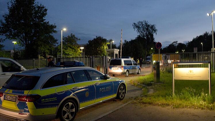 Baden-W&uuml;rttemberg, Ellwangen: Vor der Landeserstaufnahmeeinrichtung f&uuml;r Fl&uuml;chtlinge (LEA) stehen Polizeifahrzeuge. Nachdem es bei der gescheiterten Abschiebung eines 23-j&auml;hrigen Togolesen vor vier Tagen  zu Ausschreitungen gekommen war, l&auml;uft ein Gro&szlig;einsatz der Polizei in der Fl&uuml;chtlingsunterkunft. Foto: Stefan Puchner/dpa