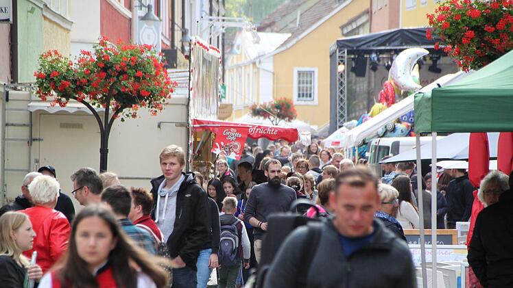 Gedränge in der Innenstadt beim Bad Brückenauer Stadtfest. Foto: Alexander Martin