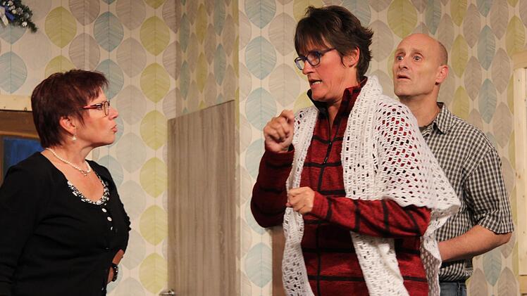 Weitere Probenszene mit (von links) Agathe Edelstein (Claudia Kluge), Martha Strecker (Silke Feyler) und Anton Maier (Harald Winkler-Braasch)Alexandra Kemnitzer