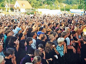 Statt der erwarteten 2000 Besucher kamen 1996 gleich 4000 zur DJK Weingarts, um J.B.O. live zu erleben. Repro: Leo Hühnlein