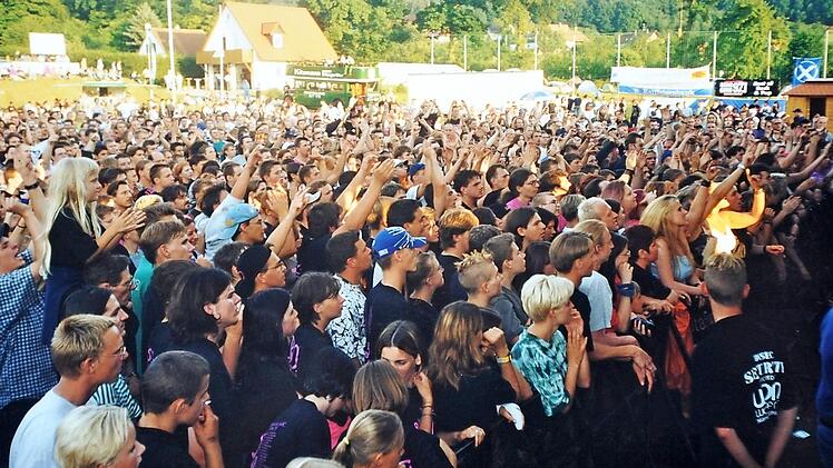 Statt der erwarteten 2000 Besucher kamen 1996 gleich 4000 zur DJK Weingarts, um J.B.O. live zu erleben. Repro: Leo Hühnlein