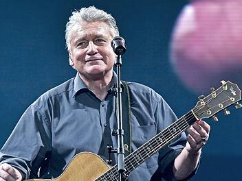 Liedermacher Rainhard Fendrich bei einem "Heimspiel" in der Wiener Stadthalle: Im Juli kommenden Jahres ist er zum zweiten Mal Gast beim Rösler-Open-Air auf Schloss Eyrichshof. Foto: Herbert Neubauer, dpa