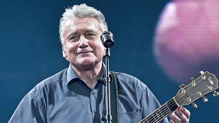 Liedermacher Rainhard Fendrich bei einem "Heimspiel" in der Wiener Stadthalle: Im Juli kommenden Jahres ist er zum zweiten Mal Gast beim Rösler-Open-Air auf Schloss Eyrichshof. Foto: Herbert Neubauer, dpa