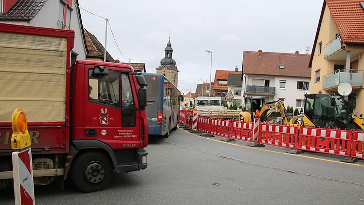 Die Kersbacher Straße ist wegen der Arbeiten in beide Richtungen nur einspurig befahrbar. Foto: Ronald Heck