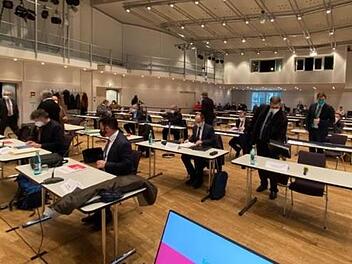 Im Hegelsaal der Konzerthalle kam der Rechnungsprüfungsausschuss zu einer teilweise öffentlichen Sitzung am Donnerstagnachmittag zusammen und begann mit der Aufarbeitung der Boni-Affäre, die ein Prüfbericht des Bayerischen Kommunalen Prüfungsverbandes ins Rollen gebracht hat.