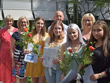 Kitzingen: Sechs Absolventinnen der Pflegefachschule verabschiedet - "wichtiger Grundstein"