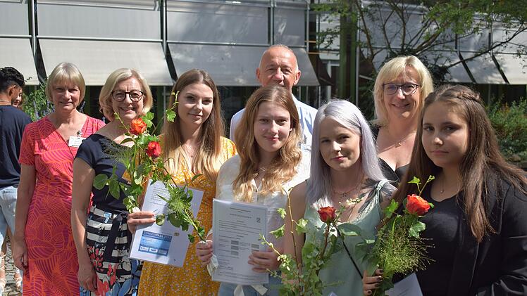 Kitzingen: Sechs Absolventinnen der Pflegefachschule verabschiedet - "wichtiger Grundstein"