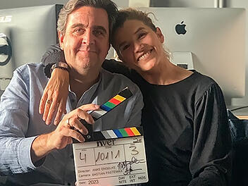 Erlangen: Uniklinik versteigert von Anke Engelke und Bastian Pastewka signierte Filmklappe