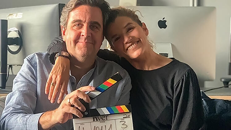 Erlangen: Uniklinik versteigert von Anke Engelke und Bastian Pastewka signierte Filmklappe