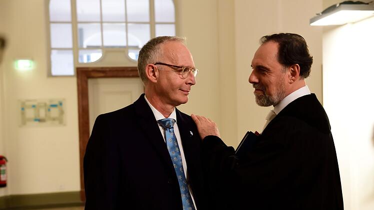 Der joviale Staatsanwalt Lukas Benedikt (Thomas Loibl, rechts) und Kriminalrat Helmut Zangel (Christoph S&uuml;&szlig;) performen ihre M&auml;nnerfreundschaft.