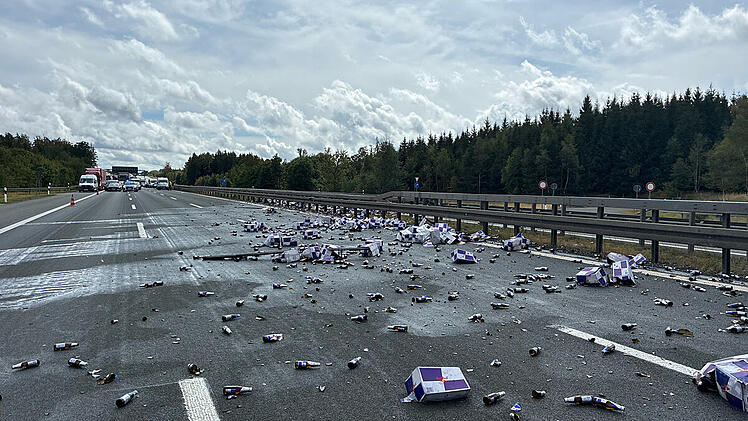 A9 nach Unfall mit Getr&auml;nkelaster gesperrt