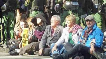 Sitzblockade der Grünen bei der Demo der Rechten in der Hindenburgstraße Foto: Bündnis/Die Grünen