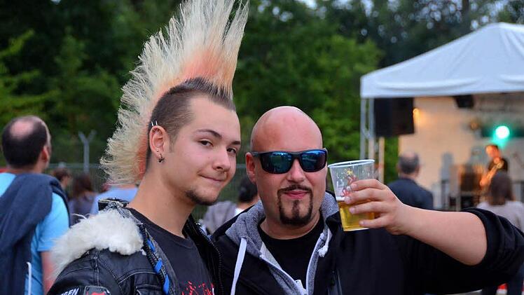 Lucas Ahmend und Willy Adler stoßen auf das Festival an. Foto: Rauch