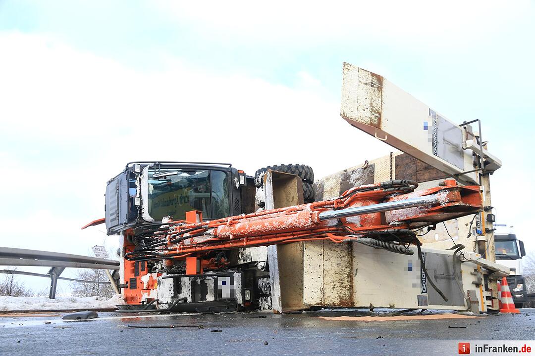 Lkw-Unfall auf A70: Bagger kippt auf Fahrbahn