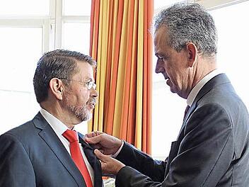 Gold ist noch drin in der Sparkassenmedaille, die Verbands-Präsident Ulrich Netzer (rechts) Siegfried Wölki überreichte. "Allerdings etwas weniger als früher", wie Netzer zugeben musste. Foto: Ulrike Nauer