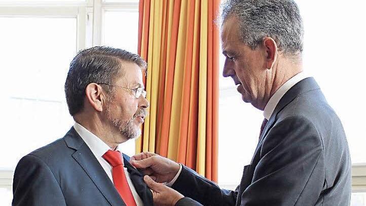 Gold ist noch drin in der Sparkassenmedaille, die Verbands-Präsident Ulrich Netzer (rechts) Siegfried Wölki überreichte. "Allerdings etwas weniger als früher", wie Netzer zugeben musste. Foto: Ulrike Nauer
