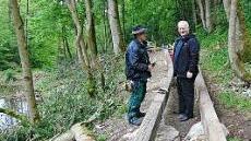 Manfred Späthling und Bürgermeister Braun bei einer neuen Hangbrücke