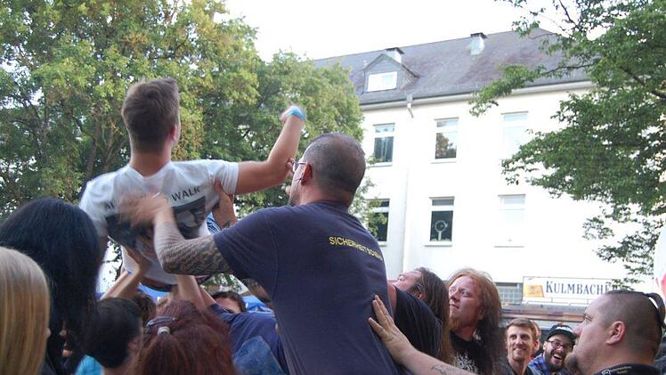 Blendende und ausgelassene Stimmung unter den Festivalbesuchern ... sogar Crowdsurfing war angesagt. Foto: Rolf Krebs