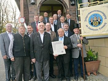 Georg Heinlein (vorne 3. v. l.) und Werner Schlegel (4. v. l.) wurden zu Ehrenmitgliedern ernannt. Friedrich Wich- Glasen (vorne 2. v.l.) wurde für 40 Jahre im Ehrenamt als Feldgeschworener geehrt. Mit im Bild sind Altlandrat Heinz Köhler (l.), Landratsstellvertreter Gerhard Wunder (zweite Reihe rechts), Vorsitzender Baptist Vetter (zweite Reihe 2. v. r.) sowie weitere Bürgermeister und Ehrengäste.  Foto: Karl-Heinz Hofmann