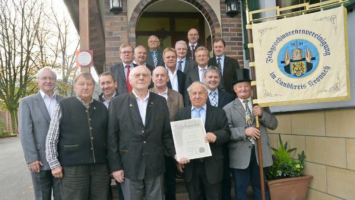 Georg Heinlein (vorne 3. v. l.) und Werner Schlegel (4. v. l.) wurden zu Ehrenmitgliedern ernannt. Friedrich Wich- Glasen (vorne 2. v.l.) wurde für 40 Jahre im Ehrenamt als Feldgeschworener geehrt. Mit im Bild sind Altlandrat Heinz Köhler (l.), Landratsstellvertreter Gerhard Wunder (zweite Reihe rechts), Vorsitzender Baptist Vetter (zweite Reihe 2. v. r.) sowie weitere Bürgermeister und Ehrengäste.  Foto: Karl-Heinz Hofmann