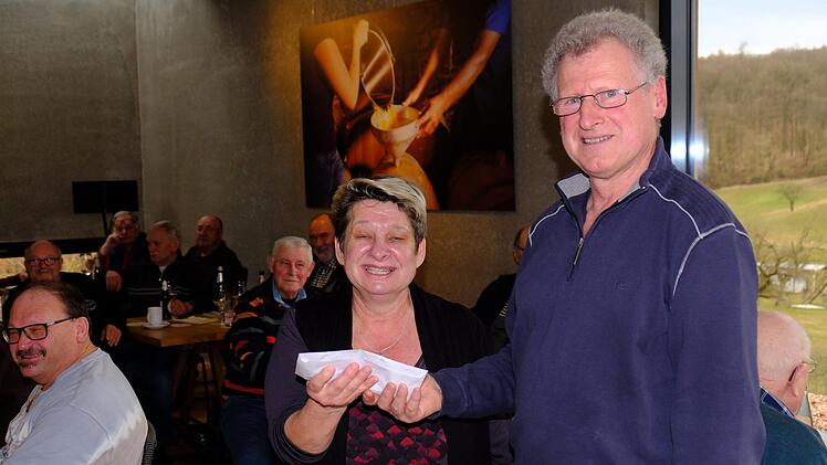 Aus den Minuspunkten während der sieben Spieltage kam ein Gesamtbetrag von rund 170 Euro zusammen. Organisator Werner Ziegert überreichte ihn jetzt als Spende für den Kindergarten St. Andreas an Carola Brandler. Gerd Schaar