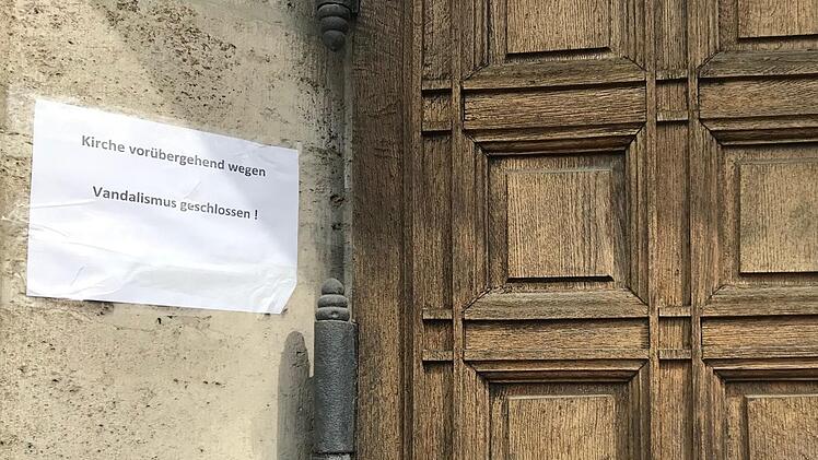 Der Zettel an der Ottokirche weißt darauf hin, dass das Gotteshaus wegen Vandalismus geschlossen ist. Foto: Michael Wehner