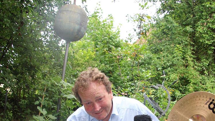 Graf Karl zu Castell-Rüdenhausen mit einer bunten Mischung schlagzeugspielender Kollegen. Diana Fuchs