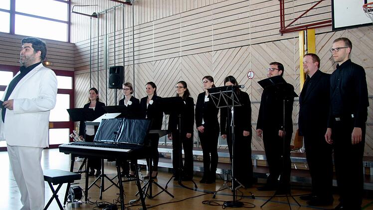 Moderator Christian Kaltenhäuser mit dem Vokalensemble "Ton in Ton"   Foto: Richard Sänger