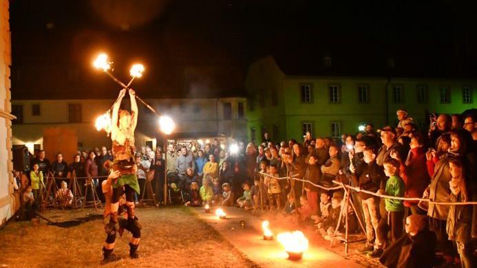 Die Feuershow am Samstagabend war das Highlight an diesem Tag. Die beiden Künstlerinnen begeisterten die Zuschauer.  Hanns Friedrich