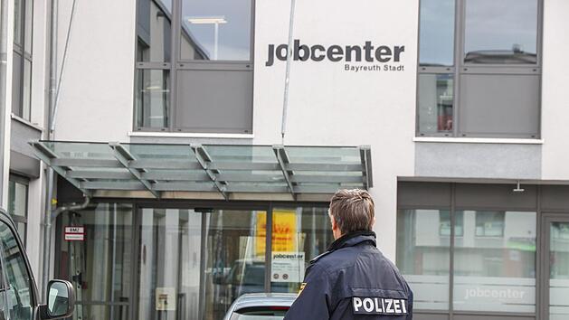 Messerangriff im Bayreuther Jobcenter: Nach der Attacke auf Mitarbeiter im Jobcenter wurde am Montag das Urteil im Mordprozess gegen einen 38-J&auml;hrigen verk&uuml;ndet. Foto: NEWS5 / Merzbach