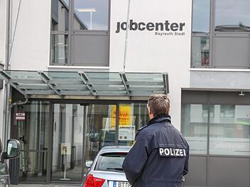 Messerangriff im Bayreuther Jobcenter: Nach der Attacke auf Mitarbeiter im Jobcenter wurde am Montag das Urteil im Mordprozess gegen einen 38-Jährigen verkündet. Foto: NEWS5 / Merzbach
