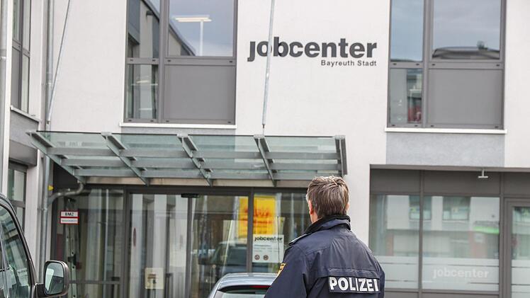 Messerangriff im Bayreuther Jobcenter: Nach der Attacke auf Mitarbeiter im Jobcenter wurde am Montag das Urteil im Mordprozess gegen einen 38-Jährigen verkündet. Foto: NEWS5 / Merzbach