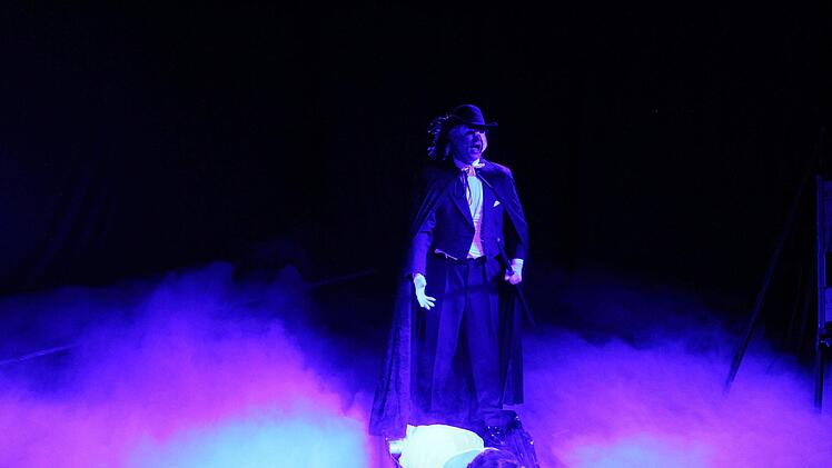 Das Phantom hat Christine in die Unterwelt entführt Foto: Werner Vogel