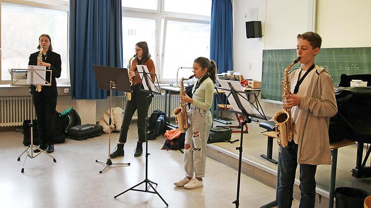 Die Saxofonisten dürfen im gemischten Ensemble von Klaus Hammer mit dem nötigen Abstand jetzt wieder die Streicher begleiten.