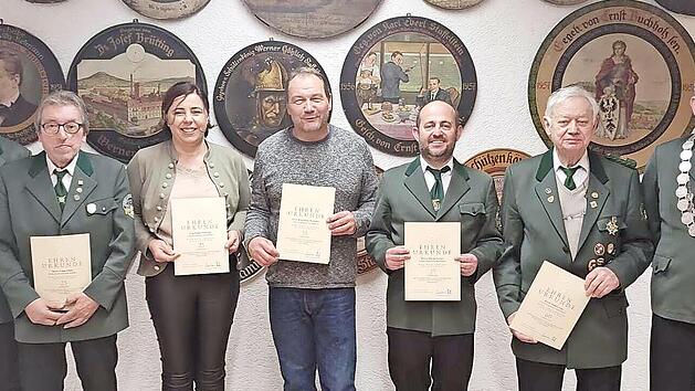 Bei der Ehrung (von links): Zweiter Schützenmeister Dominic Lang, Georg Ellner, Helga Wehrfritz, Karl-Heinz Wehrfritz, Martin Werner, Hubert Otte und Erster Schützenmeister Michael Gareiß