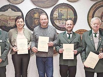 Bei der Ehrung (von links): Zweiter Schützenmeister Dominic Lang, Georg Ellner, Helga Wehrfritz, Karl-Heinz Wehrfritz, Martin Werner, Hubert Otte und Erster Schützenmeister Michael Gareiß