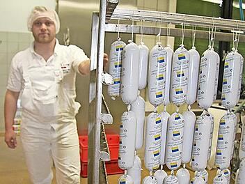 Fabian Stöffler zeigt die erste Charge.