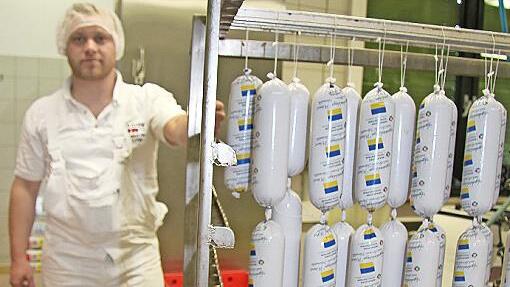 Fabian Stöffler zeigt die erste Charge.