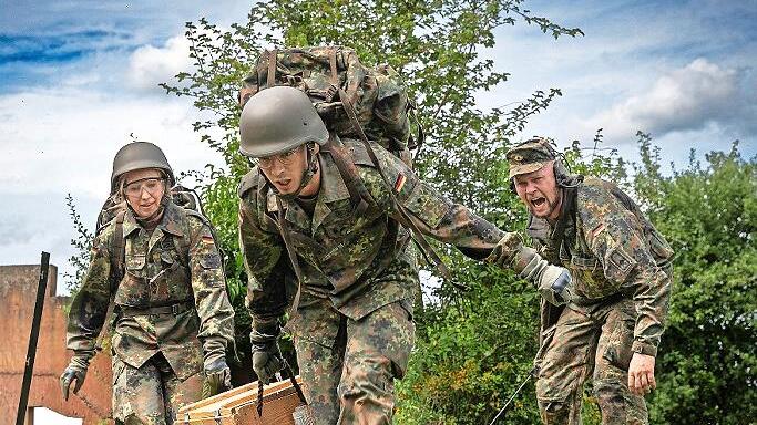 Die Teilnehmer wurden nicht mit Samthandschuhen angefasst. Sie mussten das Gleiche leisten wie Soldaten, denn die Erfahrung „Bundeswehr“ soll echt sein. &#160;&#160;