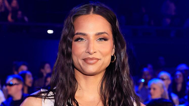 F&uuml;r ihre Einstellung zu Dubai-Reisen muss Amira Aly im Podcast "Iced Macho Latte" herbe Kritik einstecken.