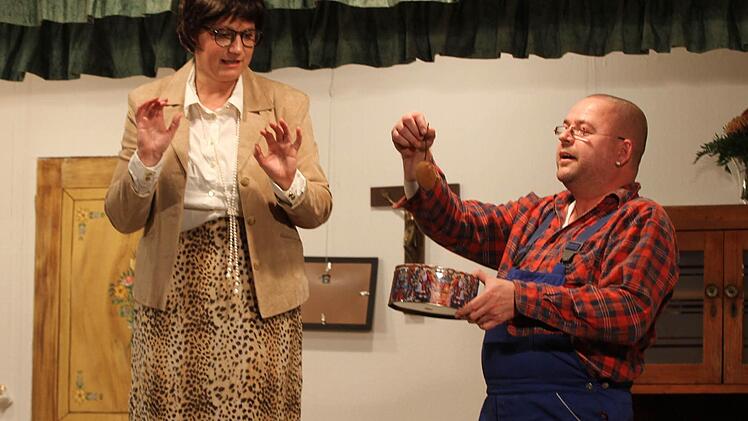 Wenn Mesner Johannes Höll der Pfarrgemeinderatsvorsitzenden Elfriede Engel (Gitti Templin) einen Streich spielt, gerät diese schon beim Anblick einer Maus in Panik.   Foto: Gerda Völk