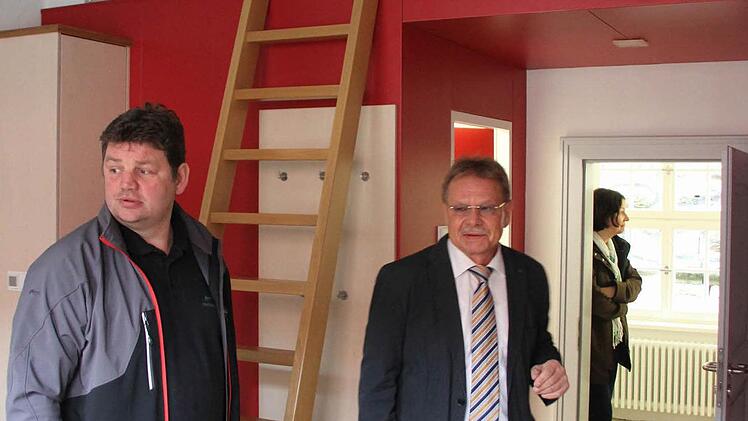 Über der Nasszelle befindet sich das Etagenbett - ein Eldorado sicherlich für die Kinder. Das Netz dient der Absturzsicherung. Im Bild Herbergsvater Hubert Backer (links) und Bürgermeister Wolfgang Beiergrößlein.