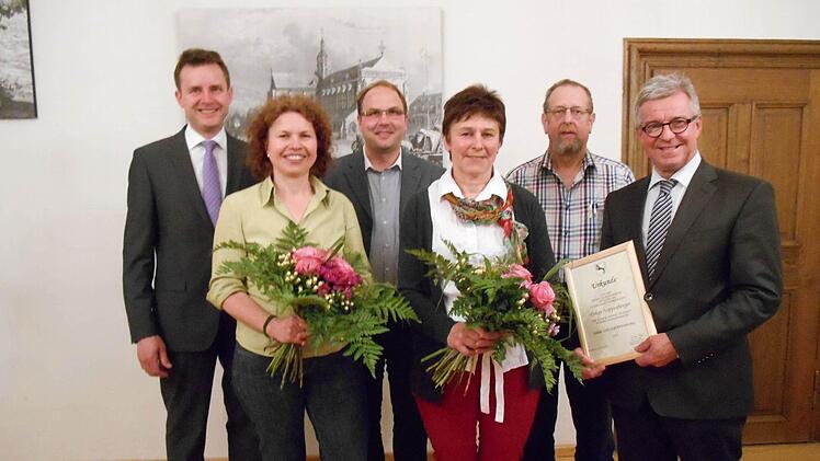 Bürgermeister Heinrich Thaler (links hinten) mit den verabschiedeten Gremiumsmitgliedern. Foto: Konrad Götz