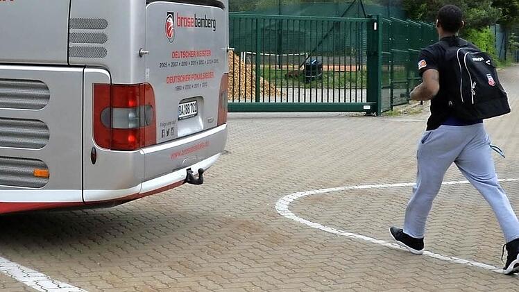 Natürlich wartet der Bus auf jeden Spieler, selbst wenn Kapitän Brad Wanamaker noch einmal aussteigen muss, weil er seinen Rucksack vergessen hat