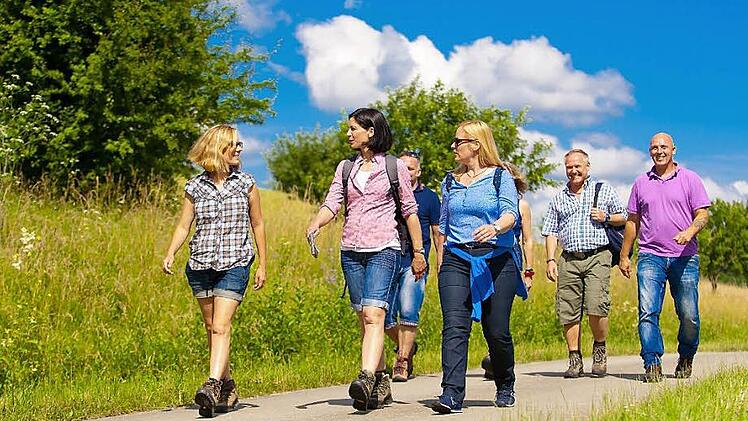 In der Region Bamberg fühlt man sich wohl: Wanderer in der Fränkischen Toskana bei Geisfeld. Foto: RiegerPress/CMS-Medien