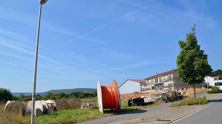 Dieses unbebaute Grundstück liegt direkt unterhalb des neuen Wohn- und Geschäftsstandortes von Unternehmer Guido Schenk. Darauf soll angeblich ein Sportgelände entstehen, der Neu-Steinacher möchte es aber auch kaufen. Foto: Kathrin Kupka-Hahn
